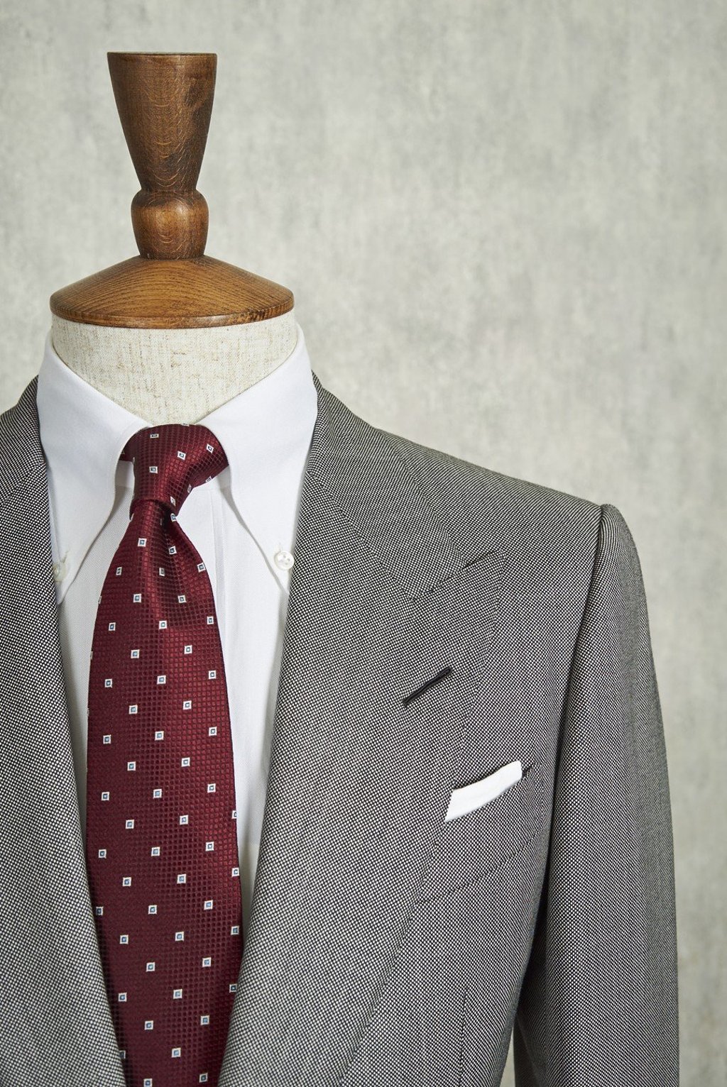 A Tom Ford two-piece suit sells for a fraction of its original price on Drop93.