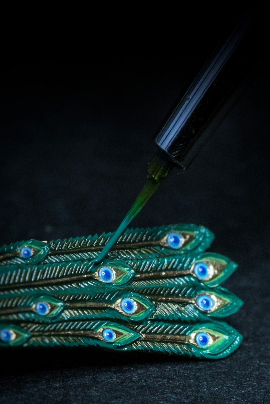 The peacock tail of the three-dimensional scene on the Tropical Bird Repeater watch. The flora and fauna in the three-dimensional tropical scene on the mother-of-pearl dial are hand-crafted, hand-engraved and hand-painted.