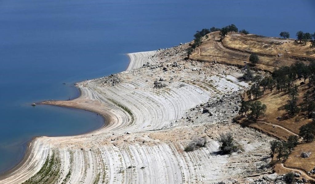 Reservoir banks that used to be underwater are seen at Millerton Lake, on the top of the Friant Dam in Friant, California, during its record setting drought in 2015. Photo: Reuters