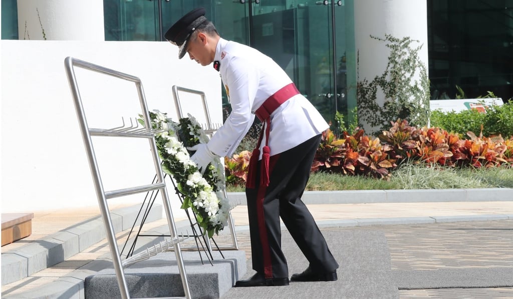 Director of Fire Services Daryl Li lays a wreath on behalf of the Fire Services Department. Photo: K.Y. Cheng