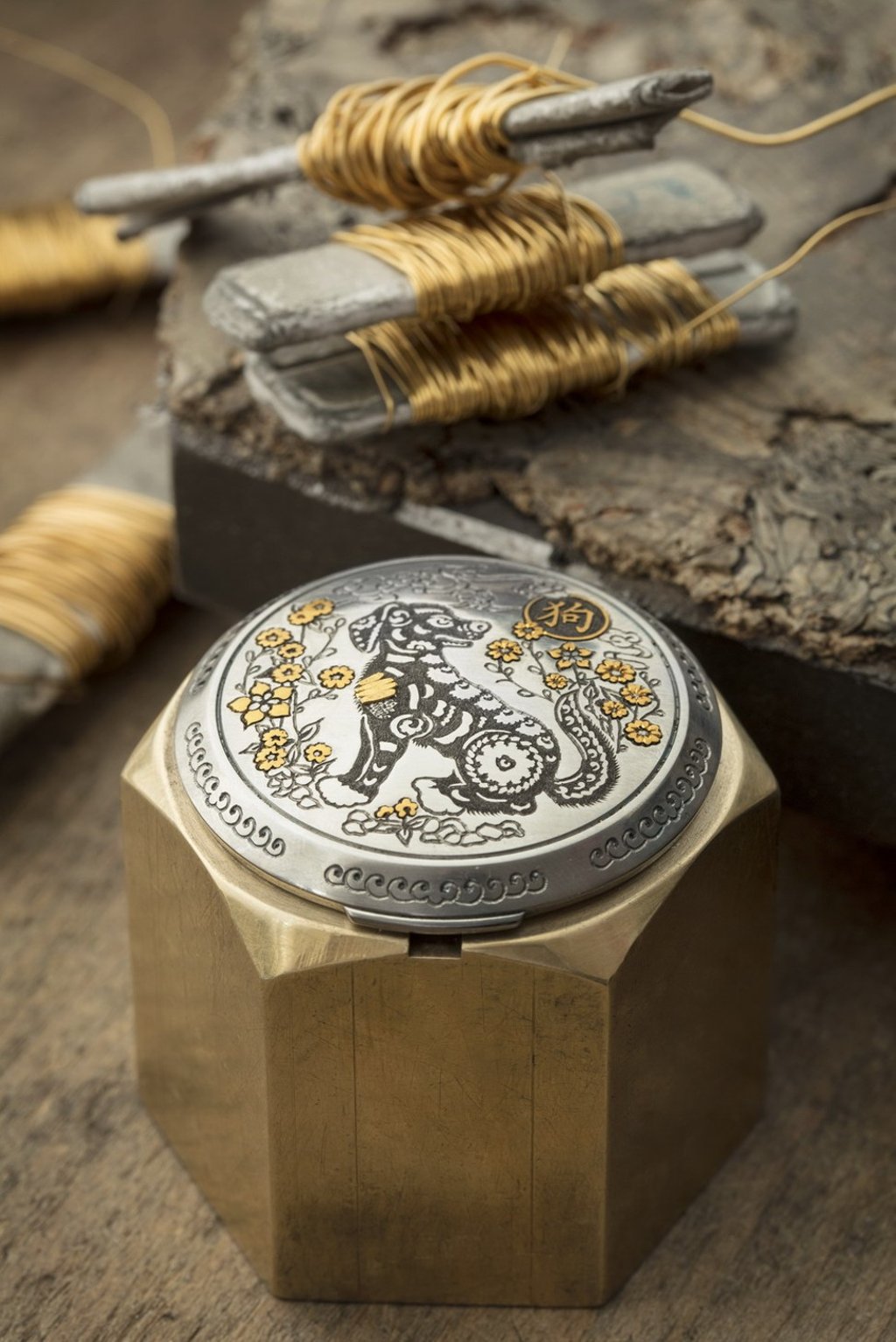 The engraved watch cover requires a special technique called sparsello, which inlays gold threads onto the engraved steel lid.