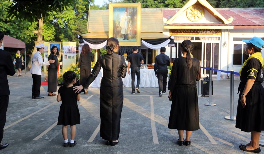 Mourners observed a moment of silence and offered sandalwood flowers to an altar with the late king’s photo. Photo: Xiaomei Chen