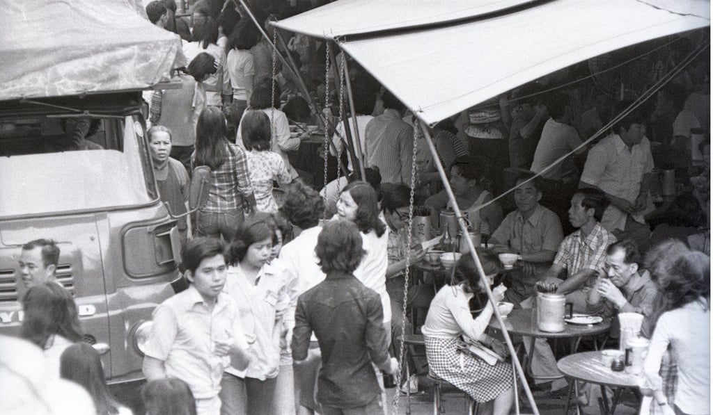 Workers in Kwun Tong having lunch at street-side food stalls. Photo: C.Y. Yu