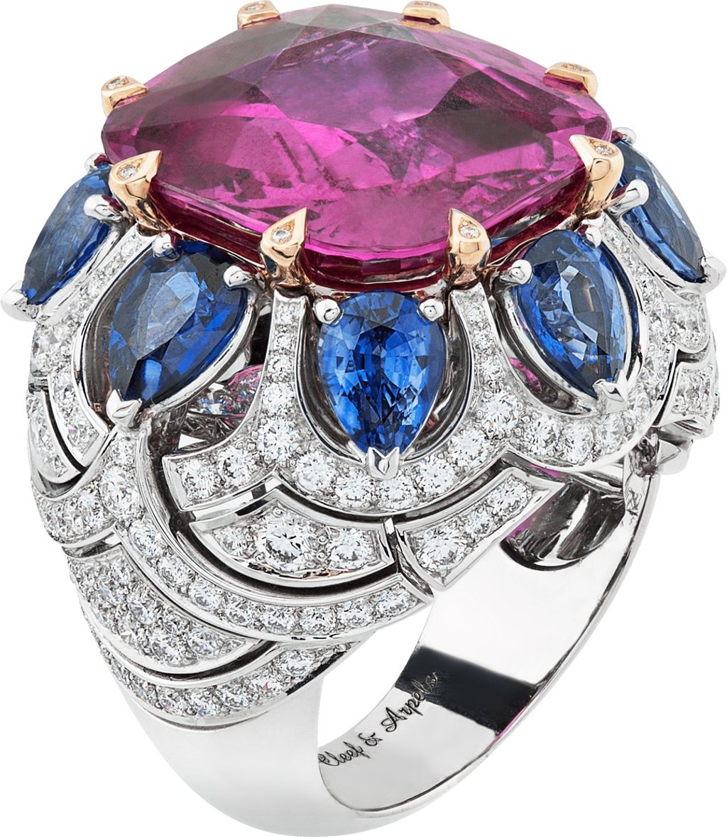 The Promesse d’amour ring, in white gold and pink gold, is set with round diamonds and pear-shaped sapphires. It features an enchanting 16.29ct of cushion-cut pink sapphires.