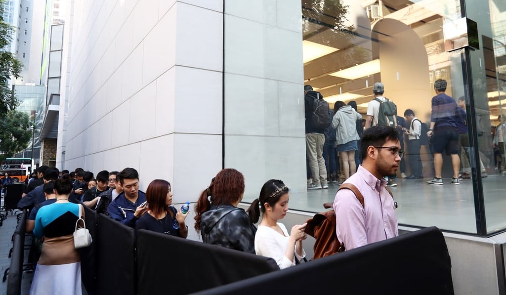 The queue to enter the Apple Store in Causeway Bay wrapping around the building early Friday morning. Photo: Nora Tam