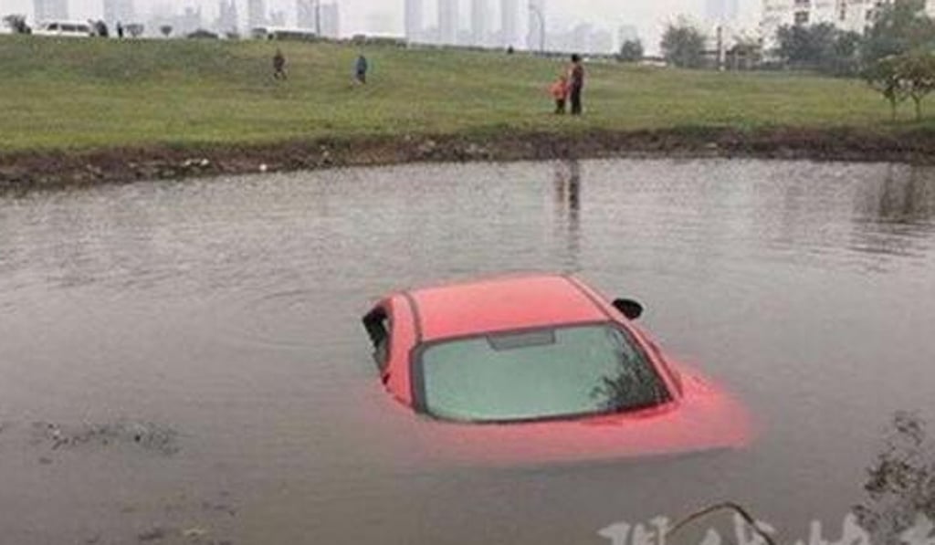 The driver said she managed to climb out of the car through a side window with the help of some bystanders. Photo: News.qq.com