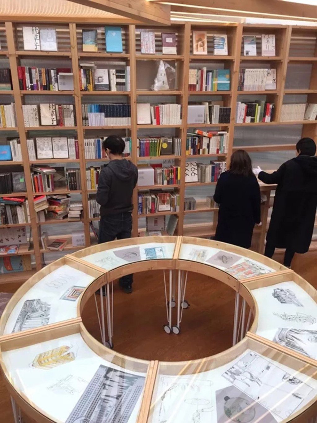 The store’s clever interior design allows it to stock 3,000 different titles. Photo: Thepaper.cn