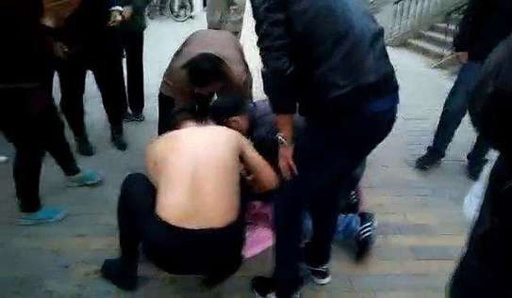 Dr Ge Haifu performed CPR on the baby and wrapped her in a warm towel until she could be taken to hospital. Photo: Kanfanews.com