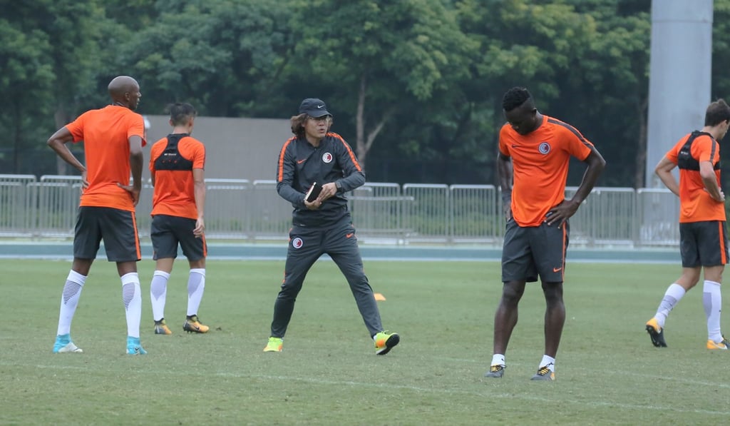 Coach Kim Pan-gon during training with players Sandro (left) and Alexander Akande (right).