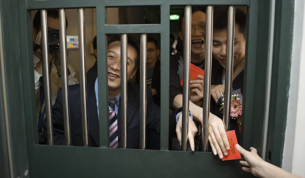 In this Chinese wedding tradition, men are confronted by a barred door.