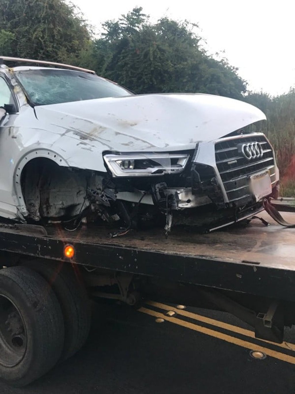 Lee’s car was badly damaged in the accident. Photo: Twitter/@Nissi_Icasiano