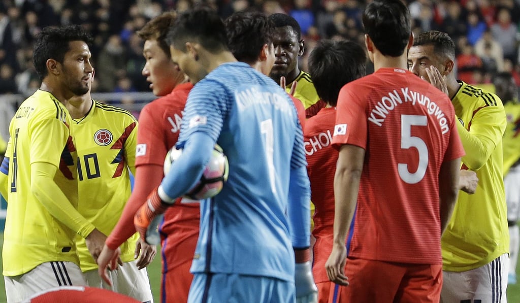 Edwin Cardona insults the South Korea players. Photo: AP Edwin Cardona insults the South Korea players. Photo: AP