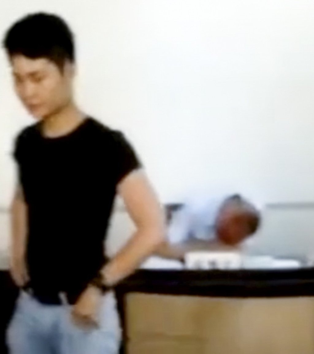 A man wanders around the courtroom as the judge sleeps on. Photo: Thepaper.cn