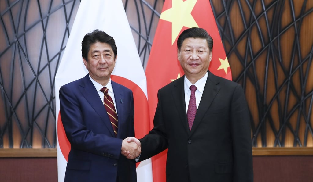 Japanese Prime Minister Shinzo Abe with President Xi Jinping in Da Nang, Vietnam. Photo: Xinhua
