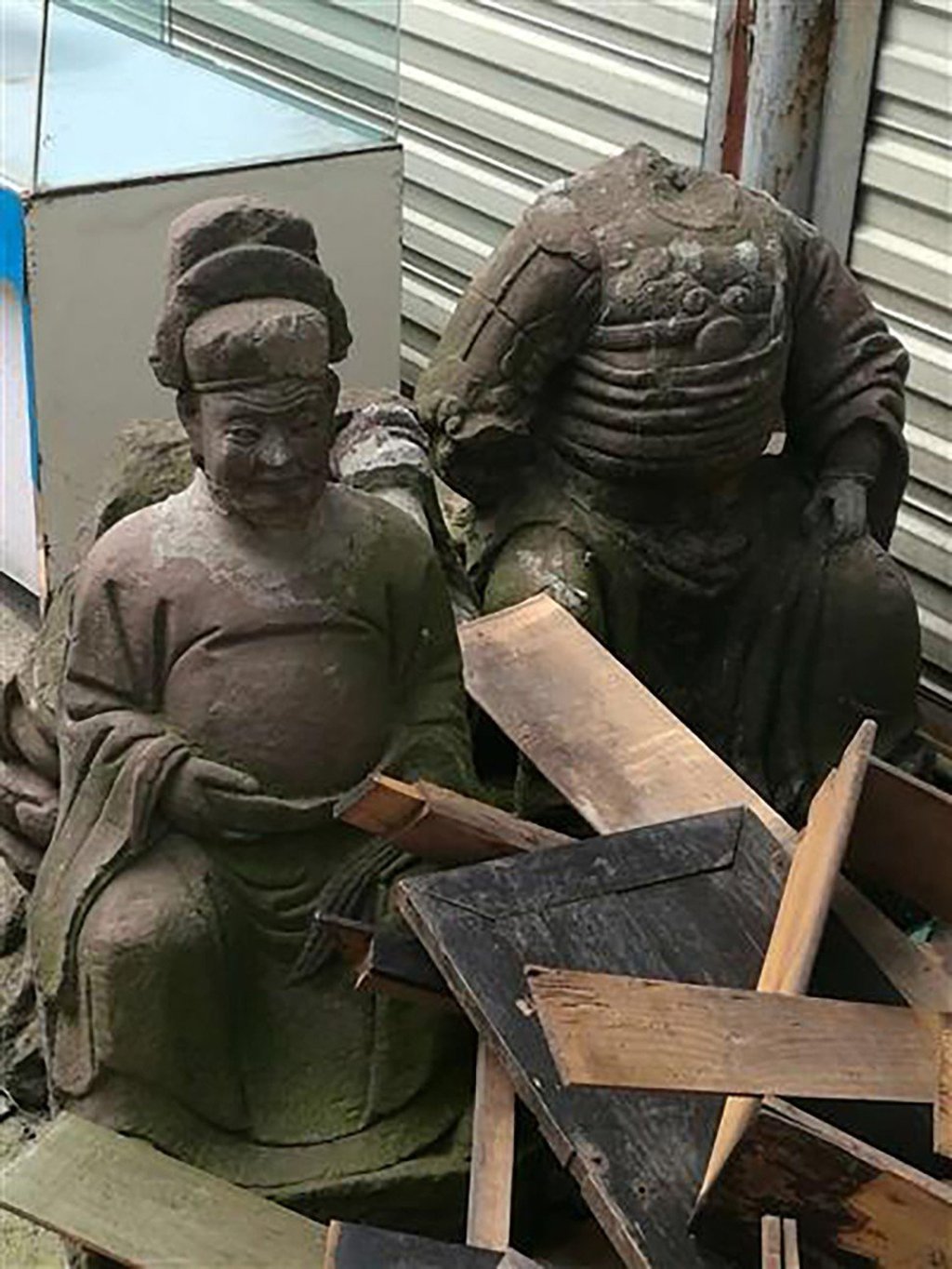 More items the police allege the gang stole: Photo: Chengdu Commercial Daily