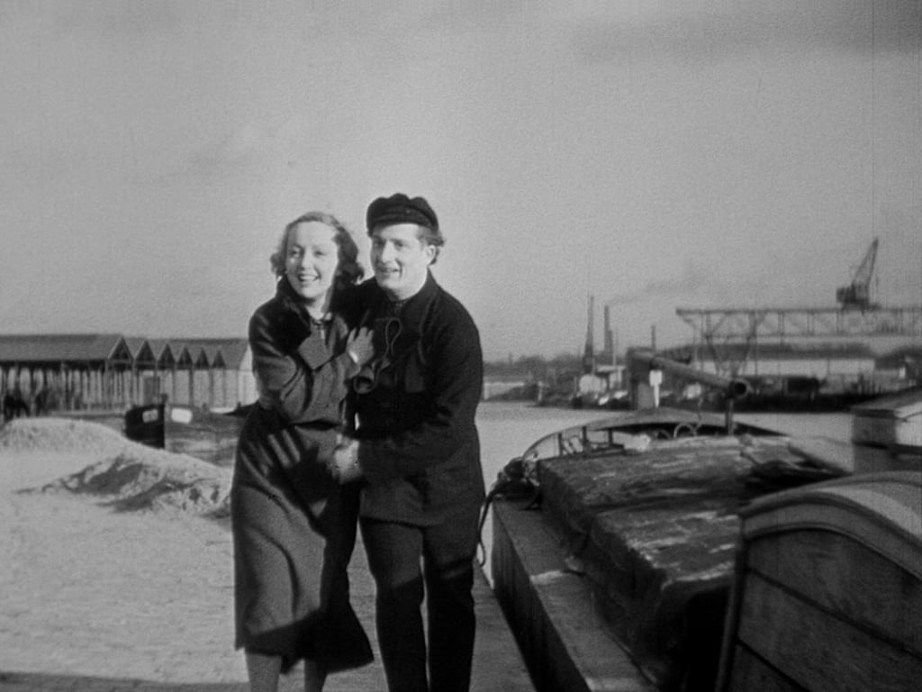 Parlo and Dasté in a scene from L'Atalante.