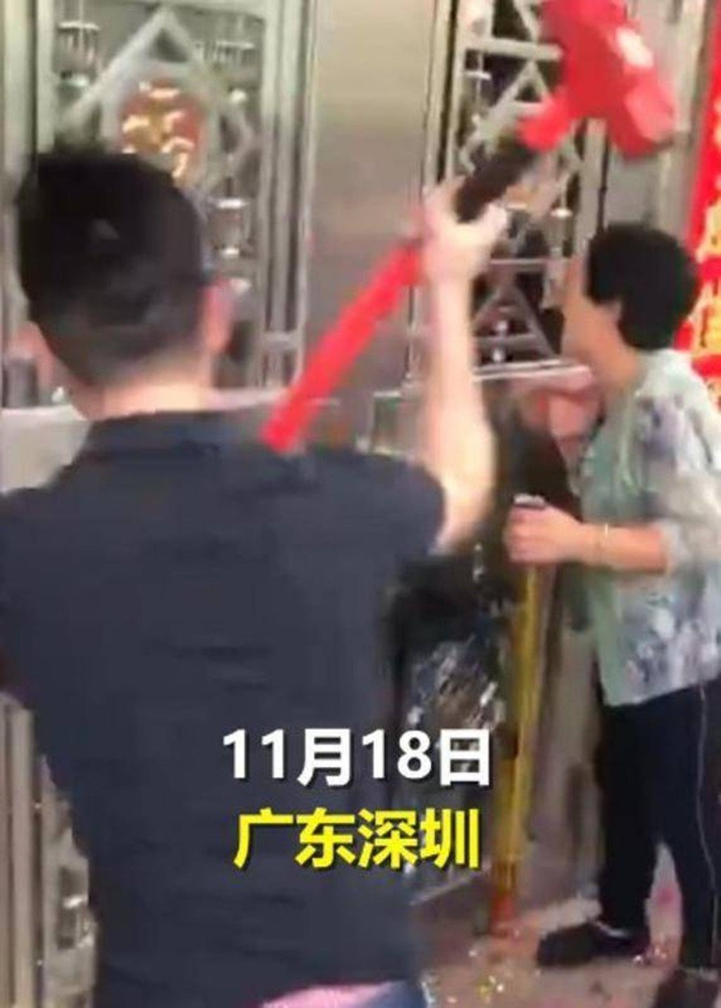 A man uses an iron hammer to break glass on a door during the Shenzhen wedding ceremony. Source: Qq.com