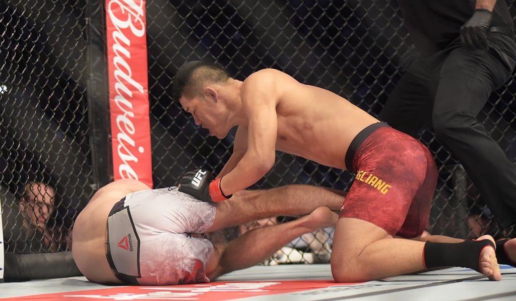 Li “The Leech” Jingliang batters American Zak Ottow on his way to a quick-fire victory. Photo: Mike Miguel