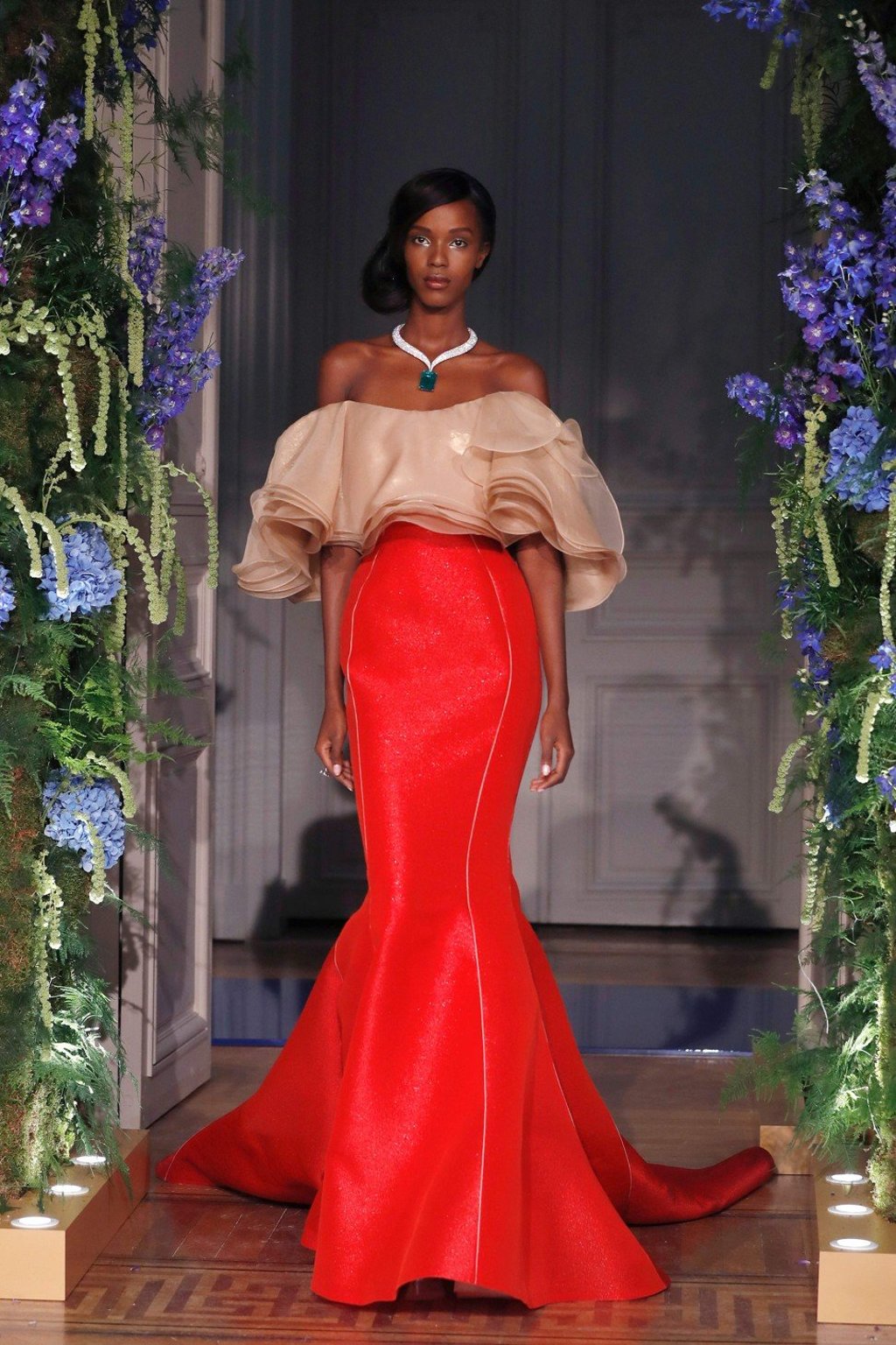 A model presents a creation by Guo Pei during the 2017-2018 autumn/winter Haute Couture collection in Paris on July 2, 2017. Photo: AFP