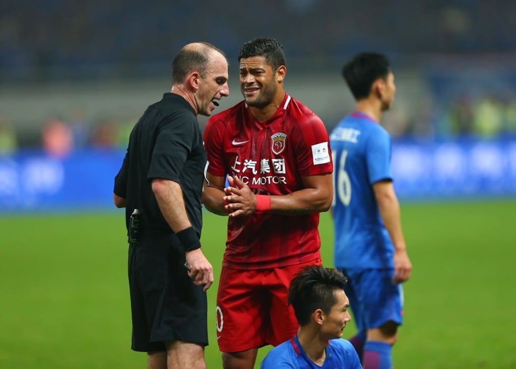 Shanghai SIPG’s Hulk talks with the referee during their Chinese FA Cup final defeat. Photo: AFP Shanghai SIPG’s Hulk talks with the referee during their Chinese FA Cup final defeat. Photo: AFP