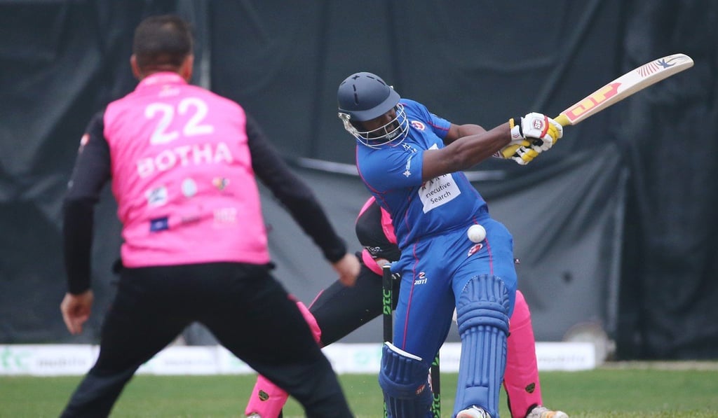 Smith (R) in action for Kowloon Cantons against Hung Hom JD Jaguars. Photo: K.Y. Cheng