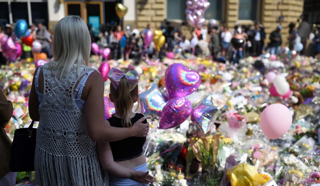 People gather to see flowers and messages of support in St Ann's Square in Manchester, northwest England, on May 25, placed in tribute to the victims of the May 22 terror attack at the Manchester Arena. Photo: Agence France-Presse