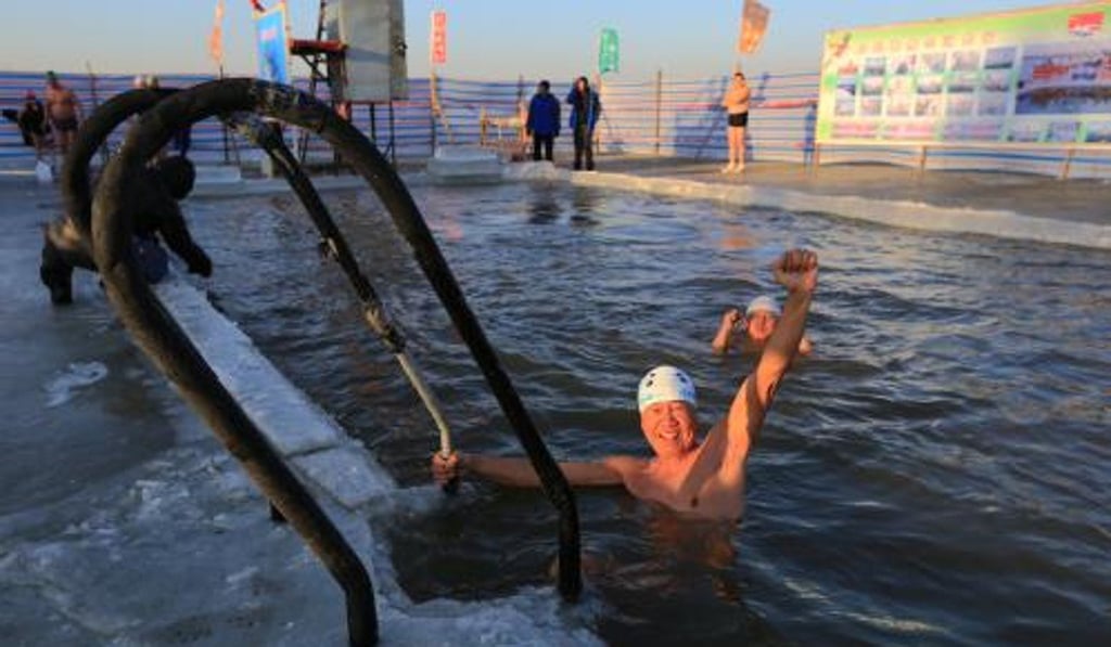 A swimmer braves the cold waters. Photo: Qq.com