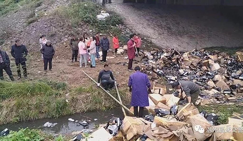 Trainers were tossed out of the truck by the driver as he tried to save the stock. Photo: 163.com