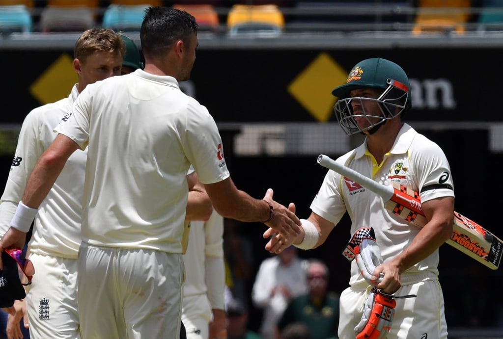 Australia batsman David Warner (R) shakes hands with Anderson at the end of first test. Photo: AFP