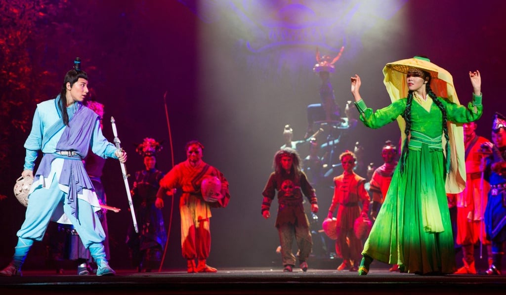 The Legendary Swordsman by Guangzhou Acrobatic Arts Theater is an experimental interpretation of a famous wuxia novel by Louis Cha. The Legendary Swordsman by Guangzhou Acrobatic Arts Theater is an experimental interpretation of a famous wuxia novel by Louis Cha.