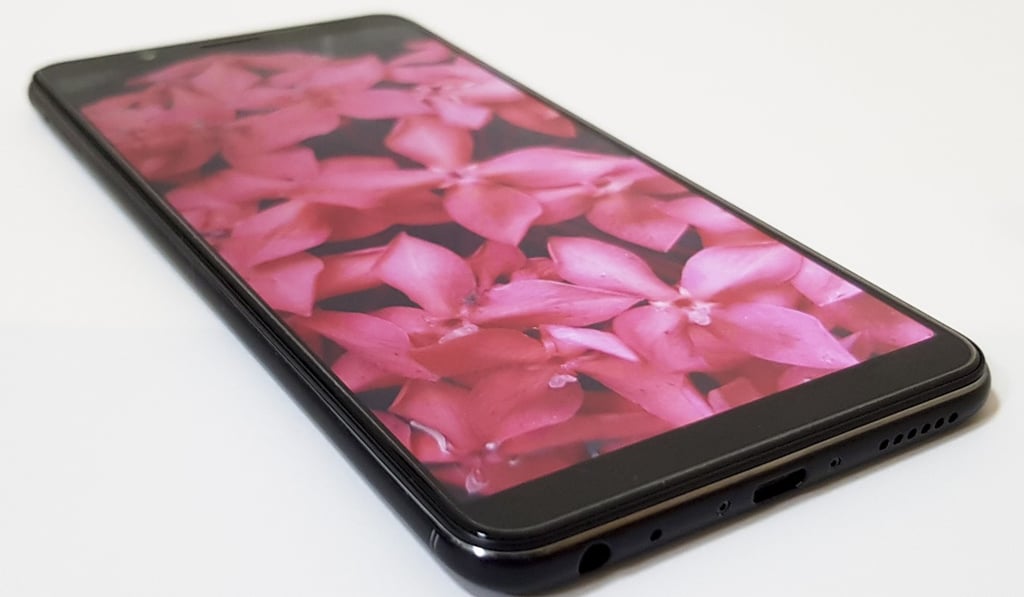 The Vivo V7+ resolution is relatively low and the corners of the display don’t line up with the corners on the phone. Photo: Ben Sin