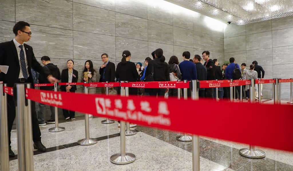 Prospective buyers line up as SHKP release 130 units at Cullinan West II. Photo: Edward Wong
