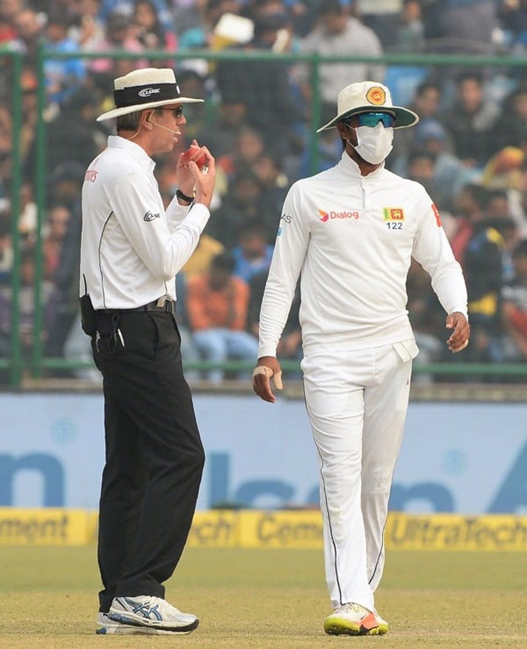 Sri Lanka cricket team captain Dinesh Chandimal was among the players to wear a pollution mask. Photo: AFP