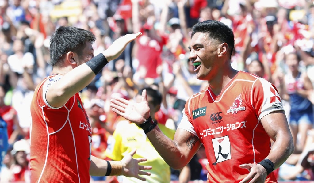 Timothy Lafaele (right) celebrates scoring a try for the Sunwolves. Photo: Kyoto