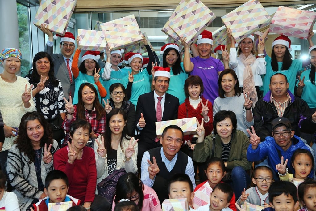 The children and their families were taught how to make Christmas ornaments out of ribbons by Credit Suisse volunteers. Photo: K.Y. Cheng