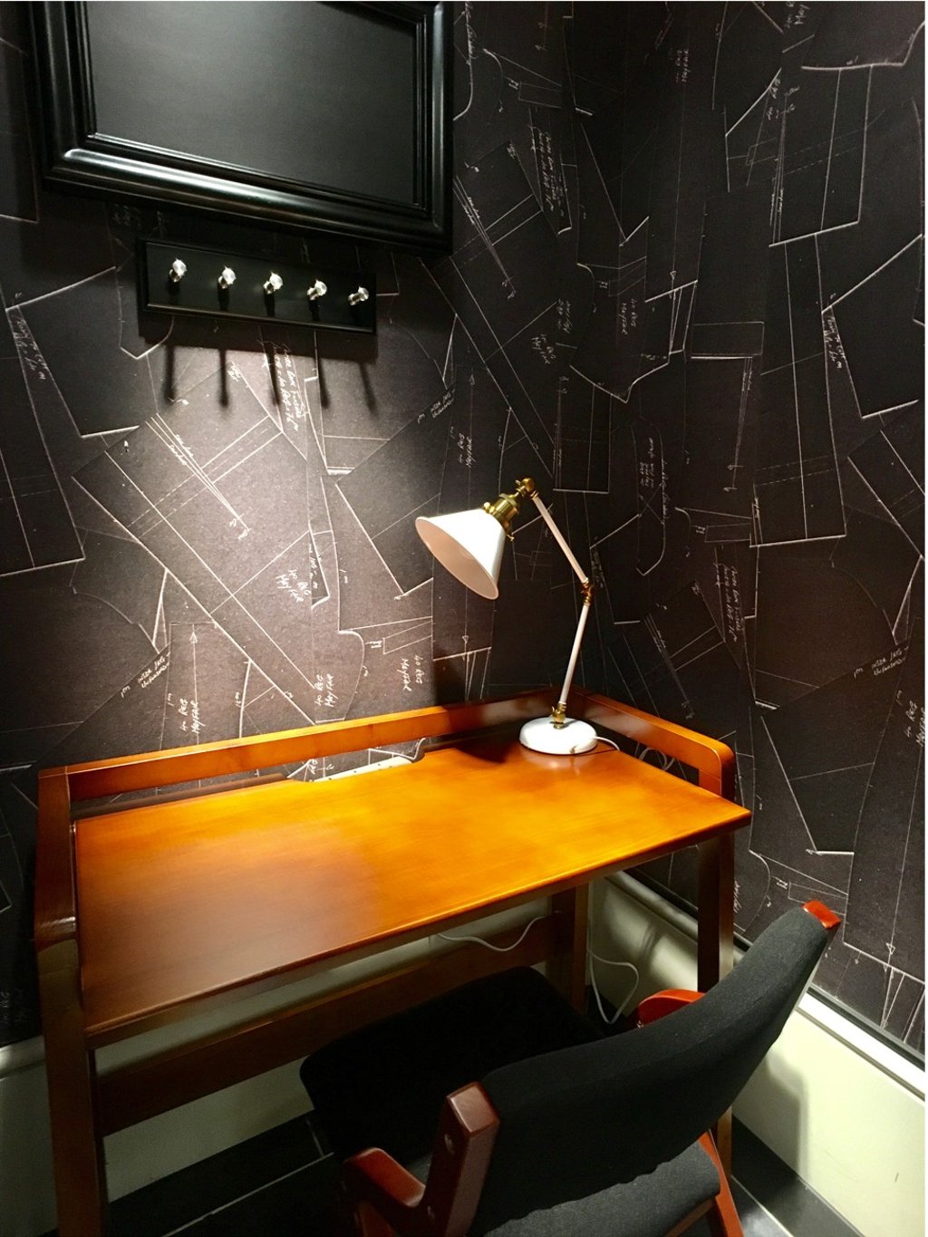 A hot desk space at CO:WORK SOLO co-working office in Causeway Bay.