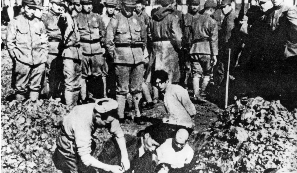 Chinese civilians are buried alive by Japanese soldiers during the Nanking massacre in 1937. Photo: Xinhua