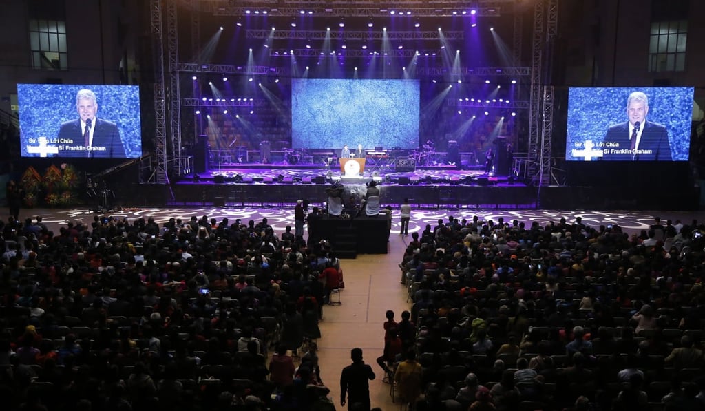 Evangelical preacher Franklin Graham speaks in front of audience in Hanoi. Photo: AP Evangelical preacher Franklin Graham speaks in front of audience in Hanoi. Photo: AP