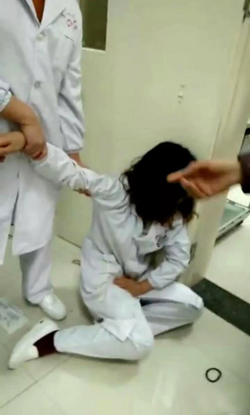 The 38-year-old nurse, who was about six weeks pregnant at the time, collapsed on the floor as a result of the assault and required hospital treatment for a threatened miscarriage. Photo: Thepaper.cn The 38-year-old nurse, who was about six weeks pregnant at the time, collapsed on the floor as a result of the assault and required hospital treatment for a threatened miscarriage. Photo: Thepaper.cn
