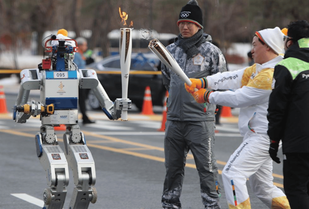 Professor Dennis Hong passes the flame to HUBO in Daejeon. Photo: Yonhap Professor Dennis Hong passes the flame to HUBO in Daejeon. Photo: Yonhap