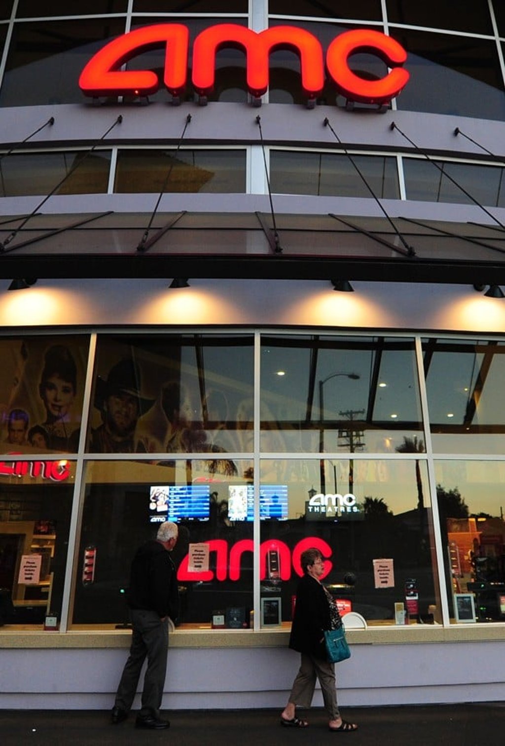 A couple walk past movie theatres of the US cinema chain AMC Entertainment in Monterey Park, east of downtown Los Angeles. Photo: AFP/Frederic J. BROWN
