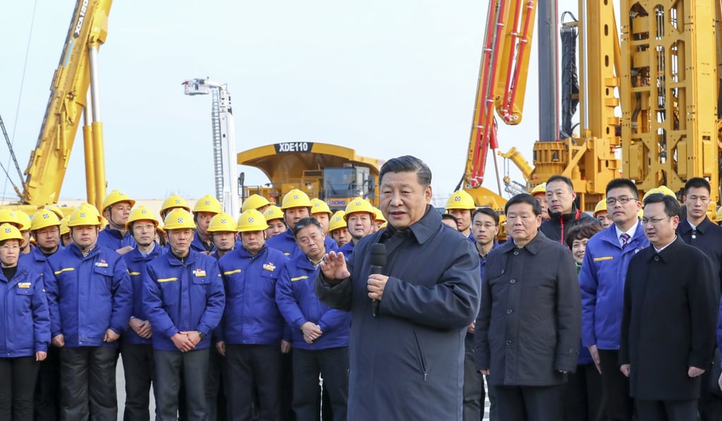 Chinese President Xi Jinping meets workers in Xuzhou, China. Photo: Xinhua