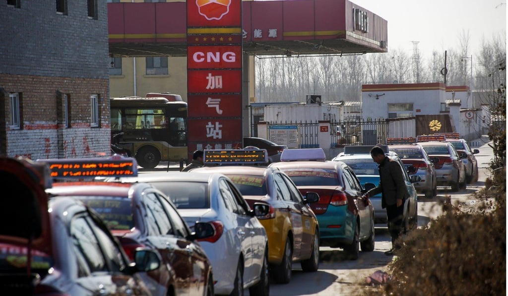 Cars line up at a filling station for liquid natural gas, one of a few that is open for business, in Baoding, Hebei province, China. Photo: Reuters