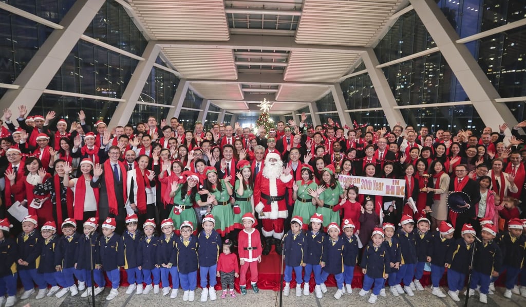 The Morgan Stanley Directors’ Choir, with children from the Hong Kong Society for the Protection of Children, the International Commerce Centre. Photo: Jonathan Wong