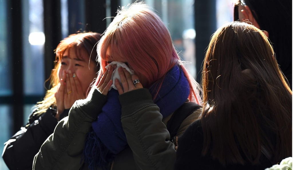 Tearful fans gather to visit the mourning altar for Jonghyun, the 27-year-old lead singer of K-pop boy band SHINee, in Seoul on December 19. Photo: AFP