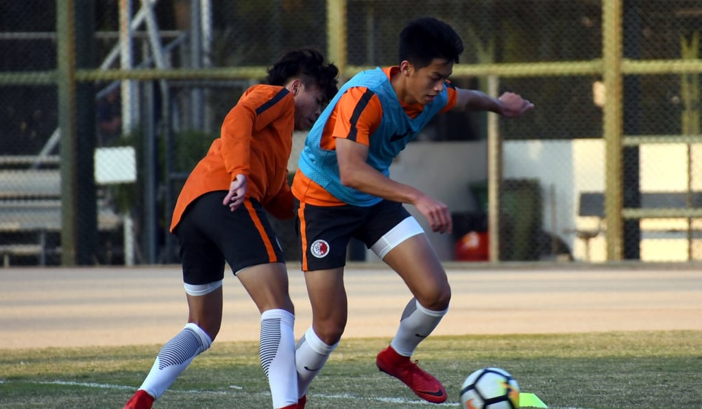 Yuen Chun-sing (right) battles Cheng Siu-kwan at training.
