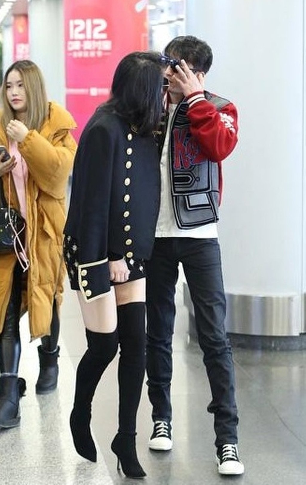 Ran Yingying checks on her husband’s eye upon their arrival in Shanghai. Photo Sina.com.cn