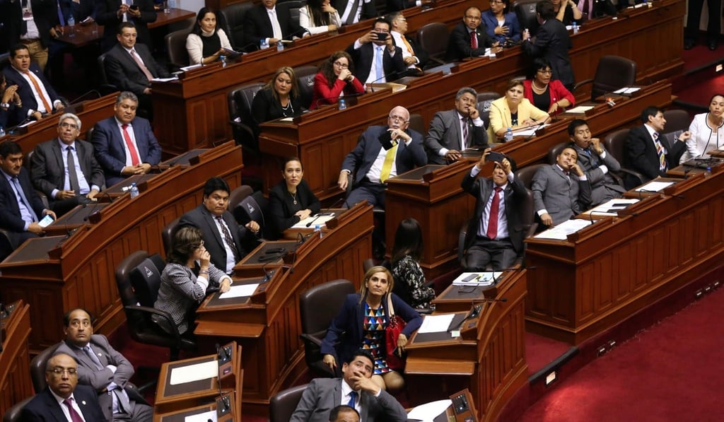 Opposition lawmakers look up at a screen as votes are tallied during the failed attempt to impeach Peru’s President Pedro Pablo Kuczynski. Photo: Reuters