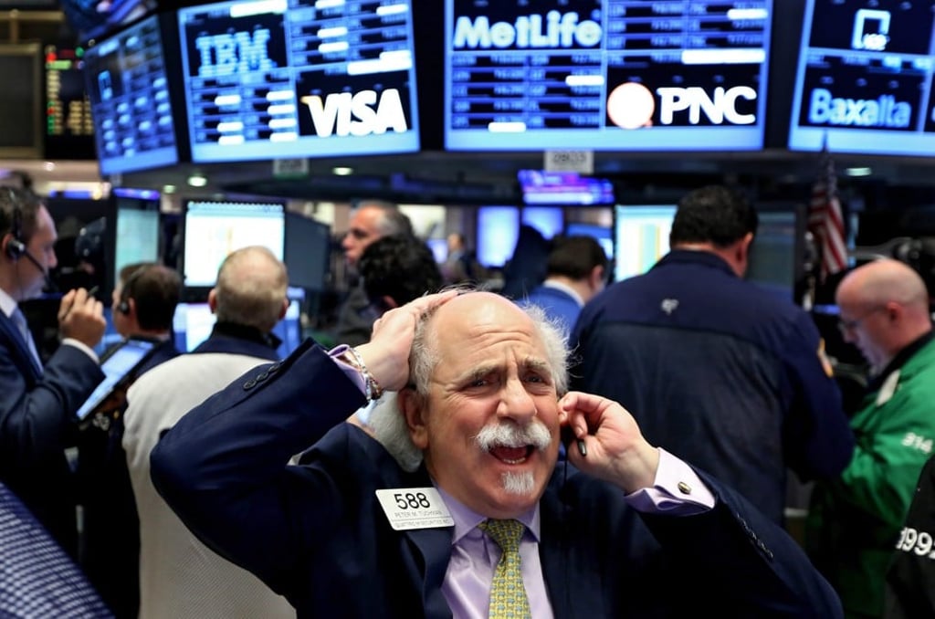 Traders work on the floor of the New York Stock Exchange at the start of the trading day in New York on 20 January 2016. The Dow Jones Industrial Average lost nearly 300 points in early trading in reaction to a drop in the price of oil, among other factors. Photo: EPA