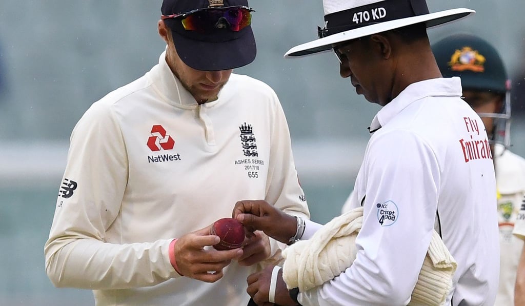 England captain Joe Root and umpire Kumar Dharmasena inspect the ball during the fourth day’s play in Melbourne. Photo: AFP England captain Joe Root and umpire Kumar Dharmasena inspect the ball during the fourth day’s play in Melbourne. Photo: AFP